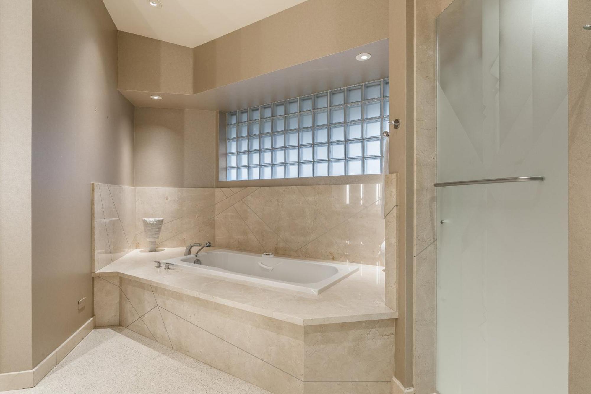 Indoor Pool 2.5 Acres Gym With Sauna At Hideaway Estate Holiday home